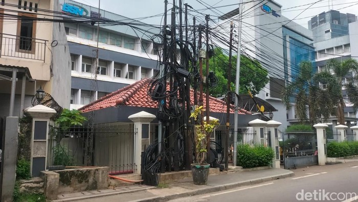 gulungan-kabel-semrawut-di-jalan-kuningan-barat-raya-jaksel-ramai-disorot-semrawutnya-kabel-sampai-membuat-warga-ngeri-jika-te-1744447915210_169