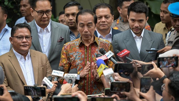 jokowi-tempuh-jalur-hukum-terkait-isu-ijazah-palsu-1745999037081_169-giok-4d-7112