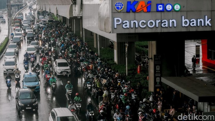 1746616024626-pemotor-berteduh-di-bawah-lrt-pancoran-sebabkan-kemacetan-dan-terancam-sanksi-1746611287582_169