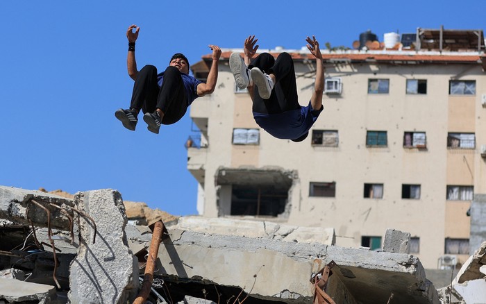 1746875225275-momen-anak-muda-bermain-parkour-di-antara-reruntuhan-gaza-1746858679312