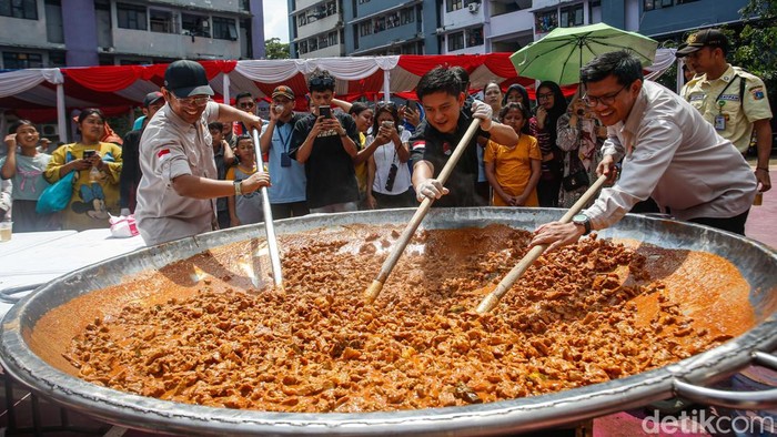 1747220846379-warga-rusun-marunda-antusias-saksikan-masak-besar-jelang-idul-adha-1747212702821_169