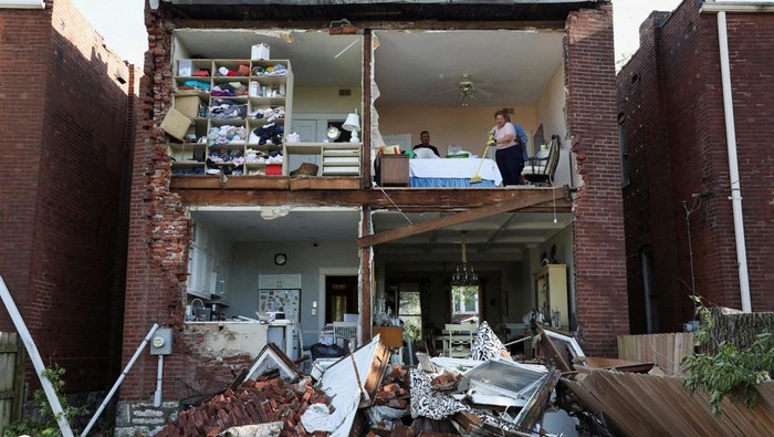 1747544952568-tornado-hantam-st-louis-rumah-warga-rusak-parah-1747465112218_169