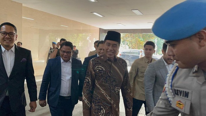 1747717723153-jokowi-didampingi-ajudan-dan-kusa-hukum-tiba-di-bareskrim-polri-1747709311814_169