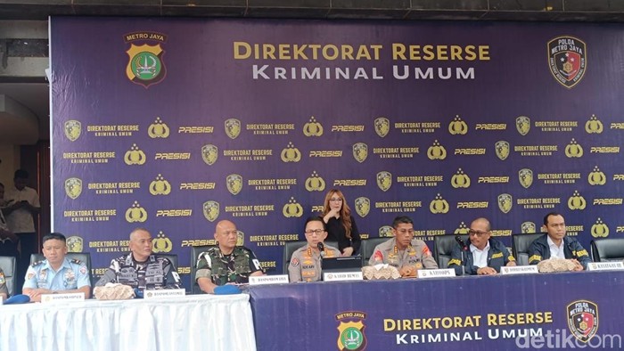 1748236147905-polda-metro-jaya-menggelar-konferensi-pers-operasi-berantas-jaya-2025-1748233755491_169