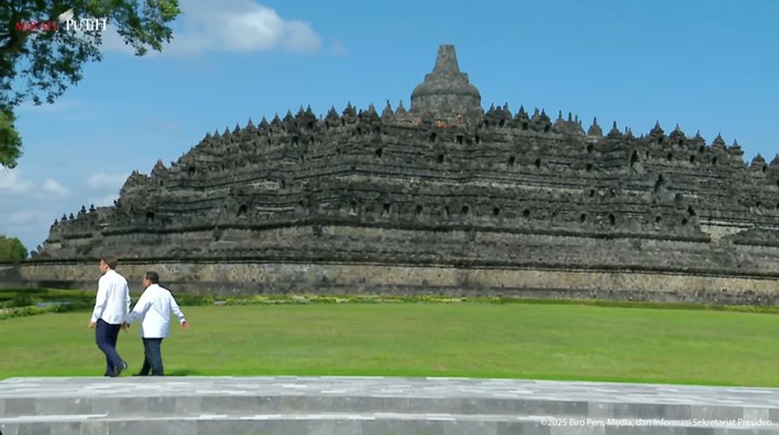 1748516862936-presiden-prabowo-subianto-dan-presiden-emmanuel-macron-di-borobudur-1748504144068_169