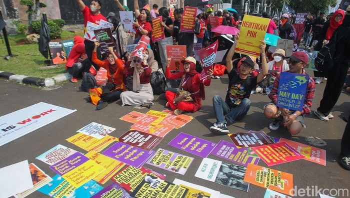 demo-di-depan-dpr-dimulai-tolak-solusi-palsu-pemerintah-1746074746052_169-giok-4d-9932