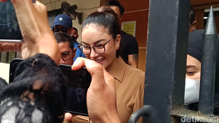 1749100233588-potret-nikita-mirzani-perdana-setelah-ditahan-di-polda-metro-jaya-1749098726148_169