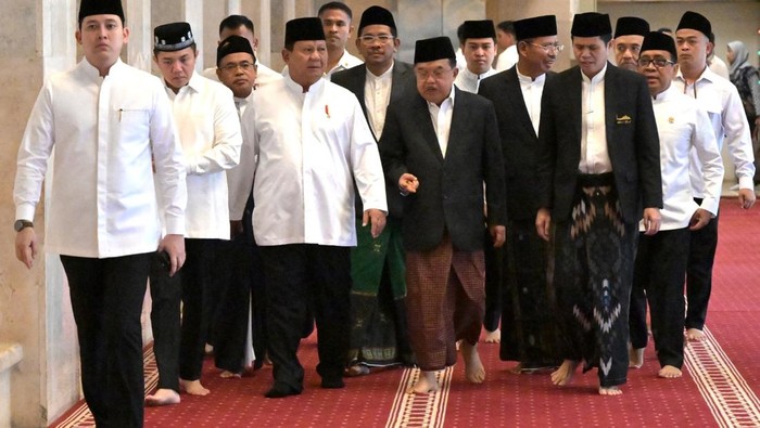 1749186567252-potret-khusyuknya-prabowo-salat-idul-adha-diapit-mensesneg-dan-seskab-1749181207098_169