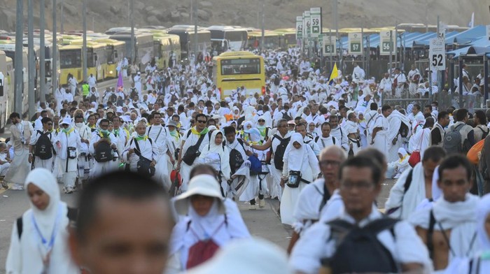1749315990965-macet-parah-ribuan-jemaah-haji-pilih-jalan-kaki-ke-mina-1749269894532_169
