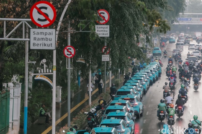 1749488777668-taksi-listrik-abaikan-larangan-parkir-di-stasiun-gambir-lalu-lintas-tersendat-1749469796435