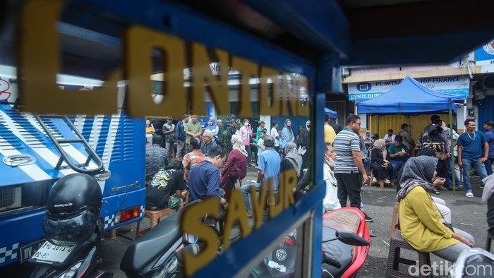 1749985603399-antrean-mengular-di-buaran-warga-serbu-sim-keliling-di-hari-libur-1749967471380_169