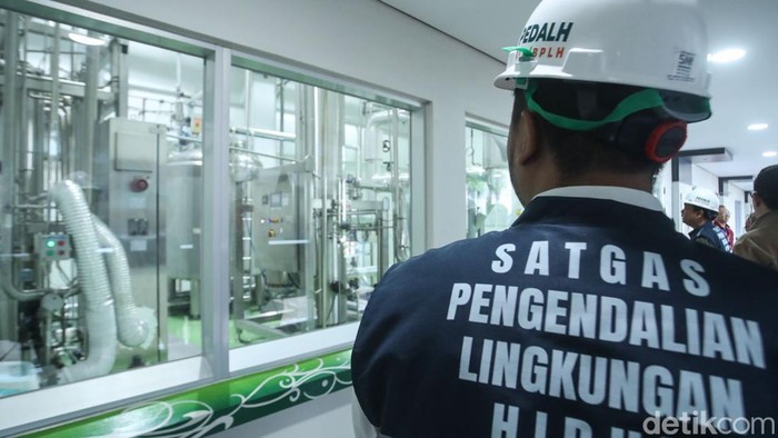 1750072088912-satgas-cek-limbah-pabrik-di-jiep-demi-udara-jakarta-bersih-1750065977084_169
