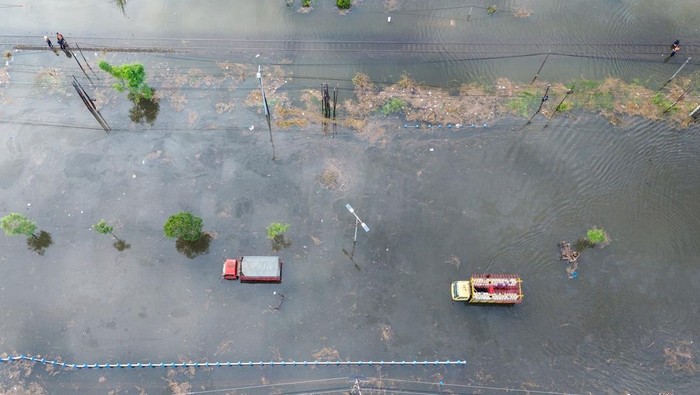 1750158433847-porong-lumpuh-diterjang-banjir-jalan-raya-berubah-jadi-sungai-1750138366527_169