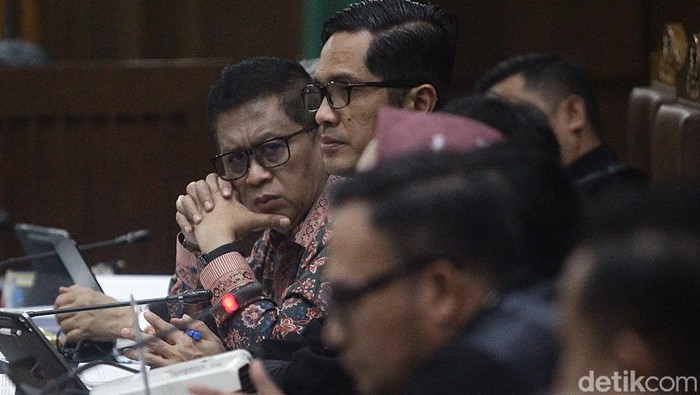 1750331586670-potret-eks-hakim-mk-jadi-saksi-meringankan-di-sidang-hasto-1750328842805_169