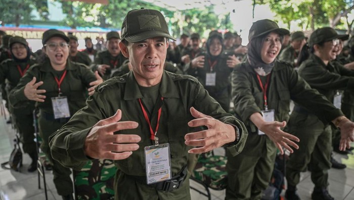 1750439192845-teriakan-yel-yel-warnai-penutupan-retret-kepala-sekolah-rakyat-di-jakarta-1750400623451_169