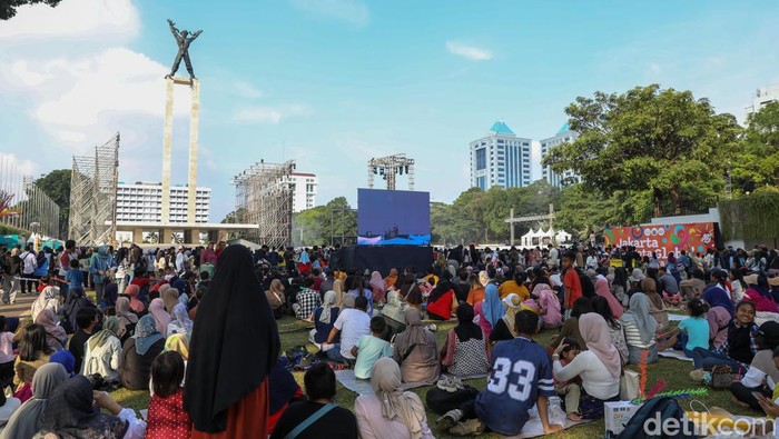 1750590573546-warga-serbu-lapangan-banteng-sambut-hut-jakarta-1750588658713_169