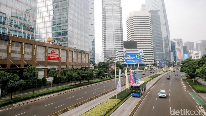 1751000891639-ditinggal-penghuninya-jakarta-pagi-ini-sepi-1750999405757_169