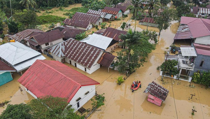 1751216781682-foto-udara-banjir-rendam-kendari-1751194578217_169
