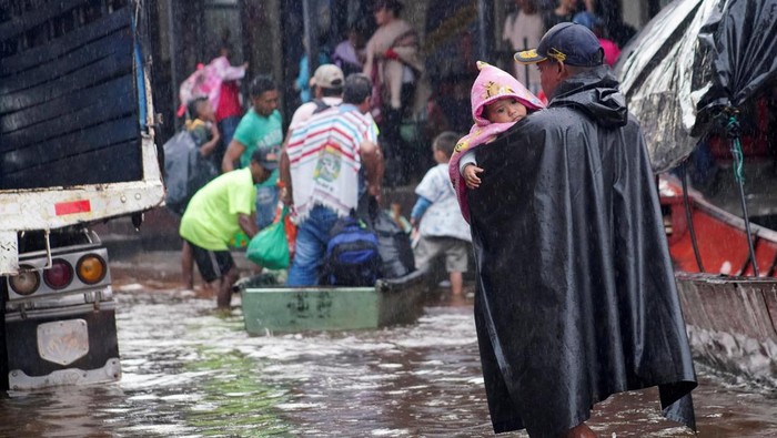 1751692066967-hujan-lebat-picu-banjir-puerto-carreno-kolombia-lumpuh-1751684006622_169