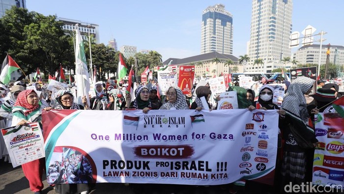 1751778461013-potret-aksi-perempuan-boikot-produk-terafiliasi-israel-di-patung-kuda-1751773827562_169
