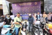 1751994441517-konfernsi-pers-polda-metro-jaya-sekaligus-pengembalian-motor-curian-ke-pemilik-kurniawandetikcom-1751989005802