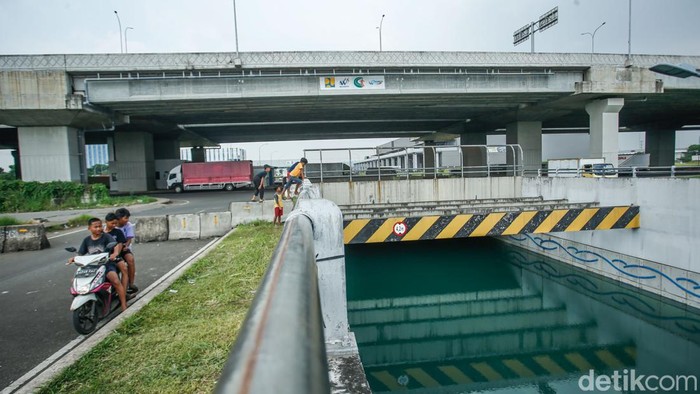 1752059214320-potret-underpass-di-cikarang-jadi-kolam-renang-bening-dadakan-1752050488298_169