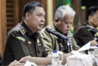 1752167229772-kejagung-umumkan-ibu-ronald-tannur-tersangka-suap-hakim-3_43