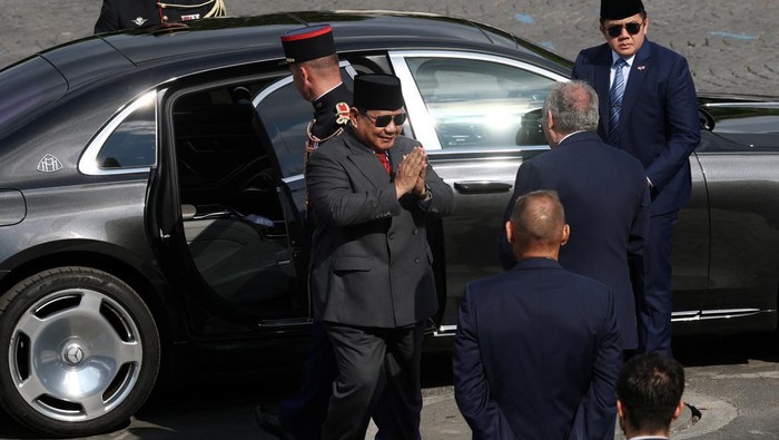 1752491243180-potret-prabowo-jadi-tamu-kehormatan-bastille-day-paris-akrab-dengan-macron-1752488394537_169