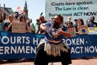 1753355213253-aktivis-dan-juru-kampanye-iklim-hadir-di-den-haag-belanda-untuk-mendengarkan-pengadilan-menyampaikan-pendapatnya-1753354745530_169