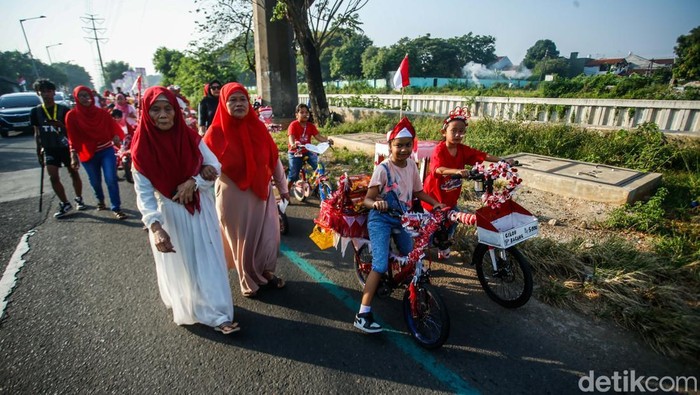 1755430300823-kreatif-warga-bekasi-arak-sepeda-hias-bernuansa-merah-putih-1755418716358_169