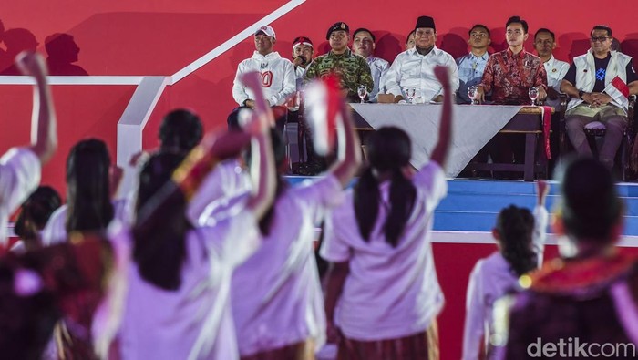 1755451960200-prabowo-saksikan-karnaval-hut-ke-80-ri-di-monas-1755444026826_169