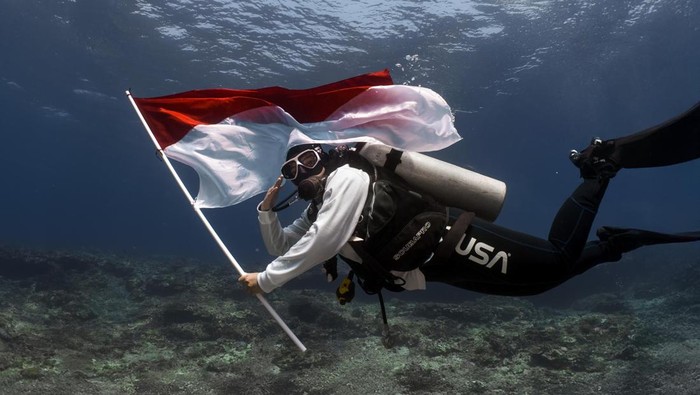1755451981681-momen-pis-gelar-upacara-bendera-di-bawah-laut-transplantasi-terumbu-karang-1755443550029_169