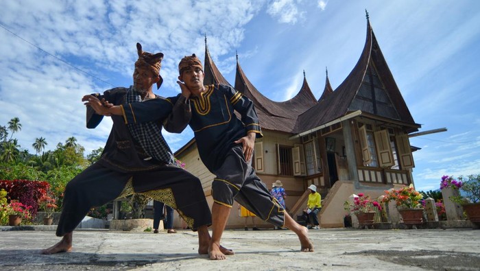1755841041110-silek-tuo-warisan-buya-hamka-yang-terus-dilestarikan-di-sungai-batang-1755780648536_169