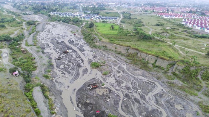 1755970099168-abrasi-sungai-ancam-permukiman-warga-di-palu-1755963186475_169