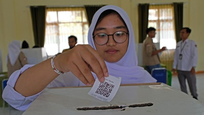 1756122165812-belajar-demokrasi-lewat-e-voting-di-sma-negeri-2-temanggung-1756099384737_169