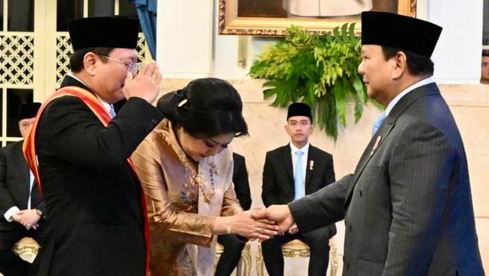 1756122238025-prabowo-beri-gelar-bintang-mahaputera-adiprana-kepada-prof-terawan-agus-putranto-1756116810422_169