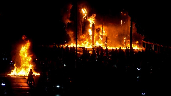 1756488750737-penampakan-gt-pejompongan-membara-dibakar-massa-demo-1756484804345_169