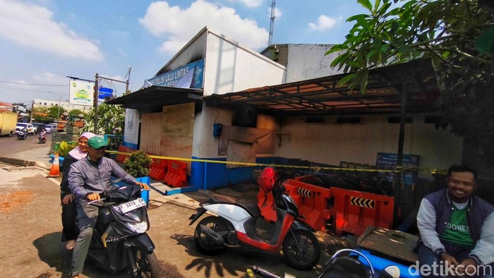 1756726532575-penampakan-pos-polisi-jati-asih-pascadibakar-massa-1756698318542_169