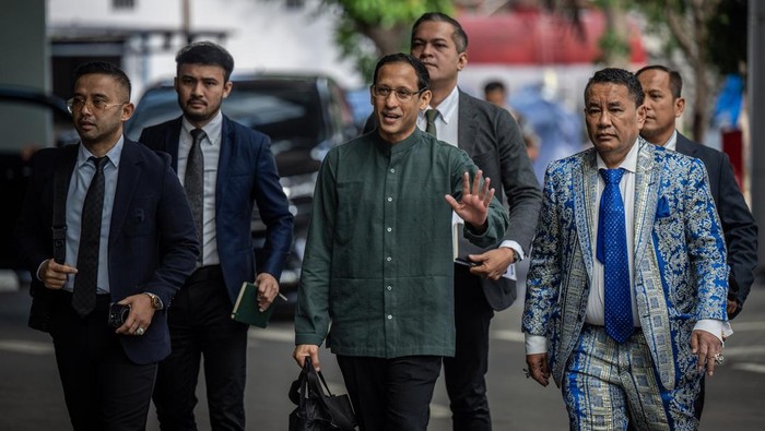 1756964456710-diperiksa-lagi-nadiem-makarim-didampingi-hotman-paris-hadir-di-kejagung-untuk-kasus-chromebook-1756959616835_169
