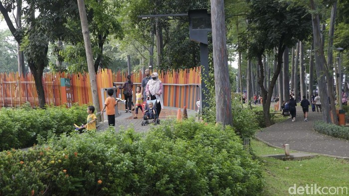 1757072039412-suasana-tebet-eco-park-ramai-warga-nikmati-libur-maulid-nabi-1757067501164_169