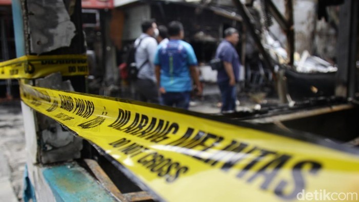 1757310010737-ruko-di-fatmawati-terbakar-polisi-pasang-garis-di-lokasi-1757305348048_169