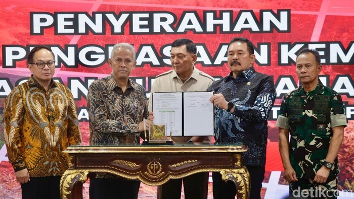 1757698380783-kejagung-serahkan-674-ribu-ha-lahan-sawit-sitaan-ke-pt-agrinas-palma-nusantara-1757660126647_169