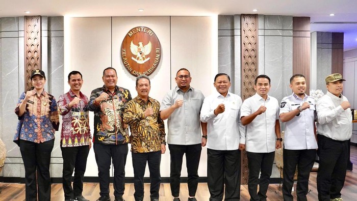 1758195449985-andre-rosiade-memfasilitasi-pertemuan-beberapa-kepala-daerah-di-sumatra-barat-sumbar-dengan-menteri-kelautan-dan-perikanan-kp--1758190919644_169