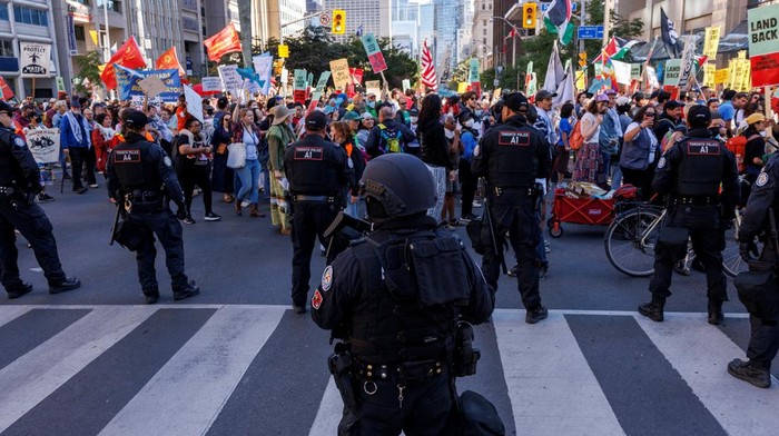 1758475863641-ribuan-demonstran-turun-ke-jalan-toronto-tolak-kebijakan-carney-1758406905550_169