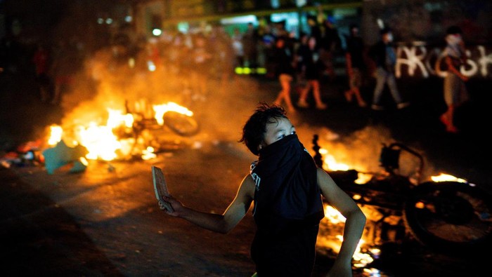 1758475928858-demo-anti-korupsi-di-manila-makin-memanas-kendaraan-dibakar-massa-1758461709688_169
