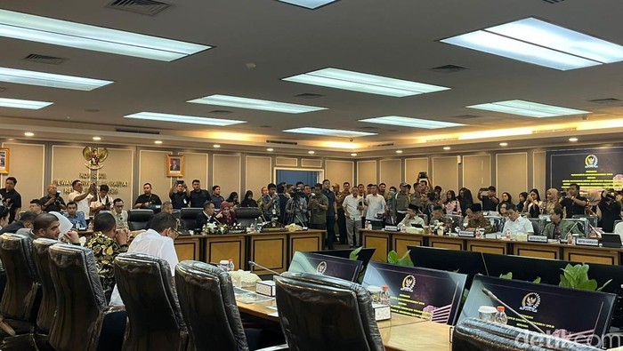 1758755972176-dpr-terima-kpa-1758694909460_169