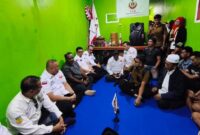 1759037567388-ketua-umum-dpp-ikatan-keluarga-minang-ikm-andre-rosiade-menemui-para-perantau-asal-minang-di-pengungsian-distrik-wamena-jayawi-1759032701940_169