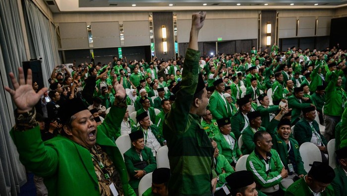 1759037573035-detik-detik-kericuhan-warnai-pembukaan-muktamar-ke-10-ppp-1759032488374_169