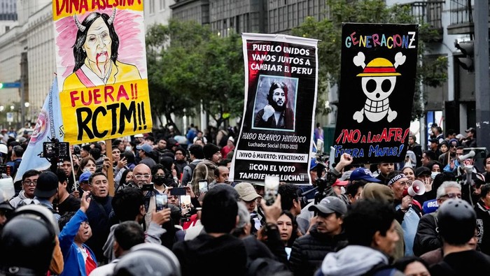 1759062014092-peru-bergejolak-polisi-dan-generasi-z-bentrok-di-tengah-aksi-tolak-boluarte-1759027909856_169