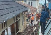 1759103135926-dinding-majelis-taklim-riyadhul-mubthadin-jebol-usai-terkena-longsor-1759085141607_169